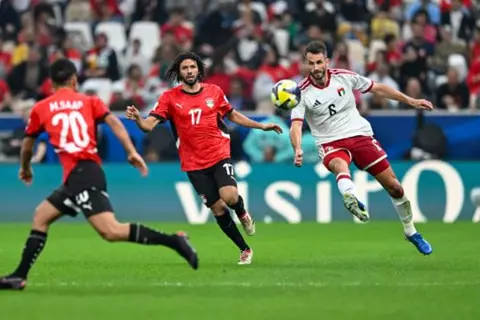 النقطة الأولى وحافظ على حظوظه.. ماذا قالت الصحف الإماراتية عن التعادل مع مصر؟